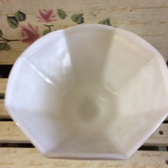 Vintage Anchor Hocking Milk Glass . - Picture 2 of 5